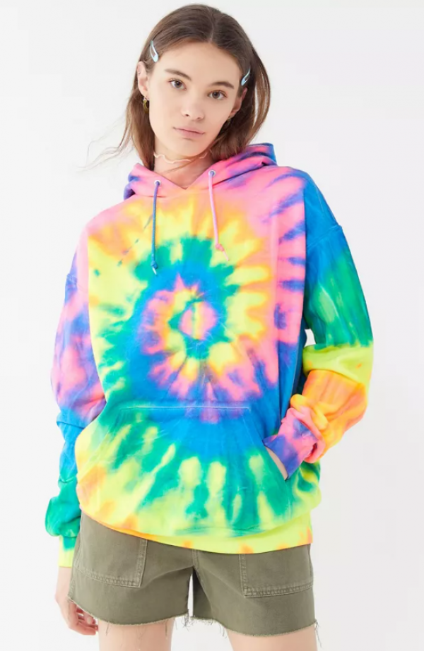 Hoodie Dip-Dye dengan Aksen Warna Neon